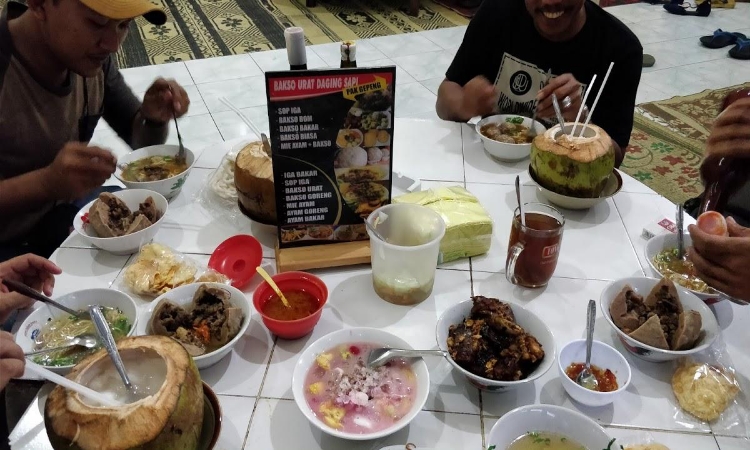 Bakso Jala Cilacap: Rasa yang Menggigit, Kenangan yang Mengalir